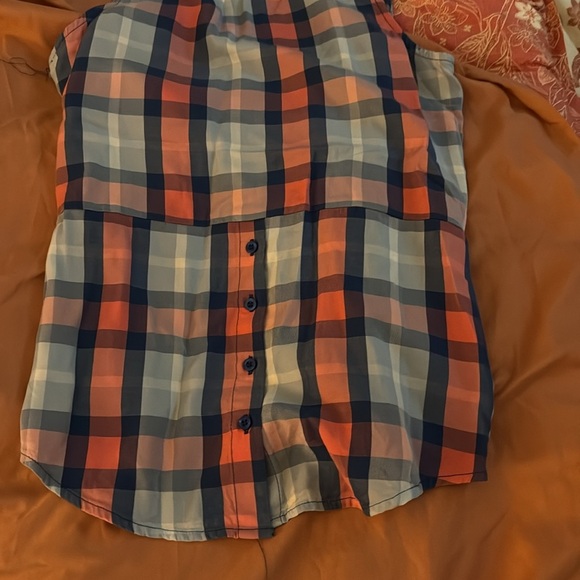 Women's Plaid Sleeveless Button Down Shirt - Picture 4 of 4